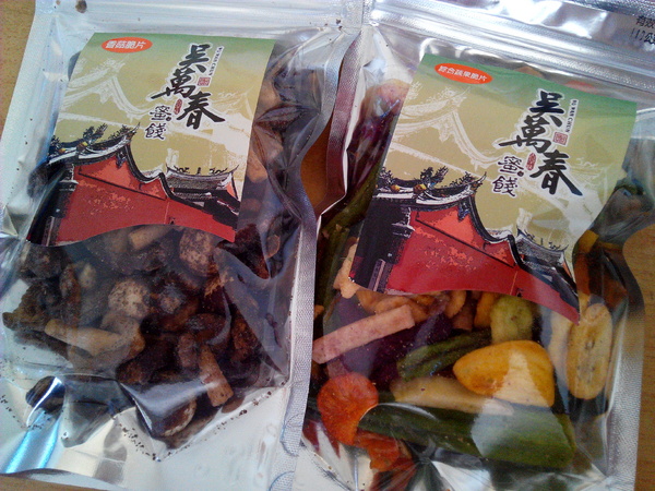 吳萬春蜜餞(武廟店): 【臺南Ω中西區】吳萬春蜜餞。巷弄中的古早味「鹹酸甜」,蜜餞、果乾、脆片應有盡有