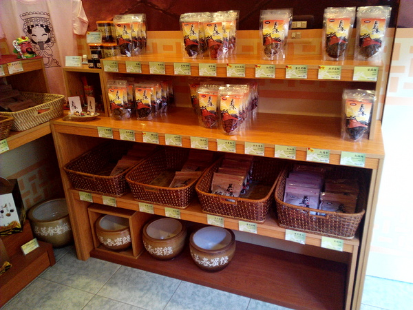 吳萬春蜜餞(武廟店): 【臺南Ω中西區】吳萬春蜜餞。巷弄中的古早味「鹹酸甜」,蜜餞、果乾、脆片應有盡有