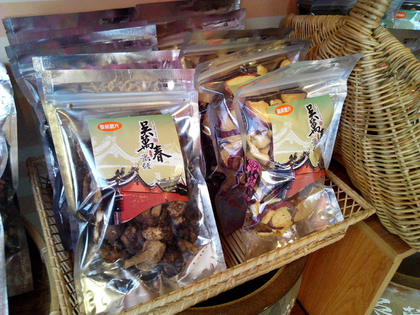 吳萬春蜜餞(武廟店): 【臺南Ω中西區】吳萬春蜜餞。巷弄中的古早味「鹹酸甜」,蜜餞、果乾、脆片應有盡有