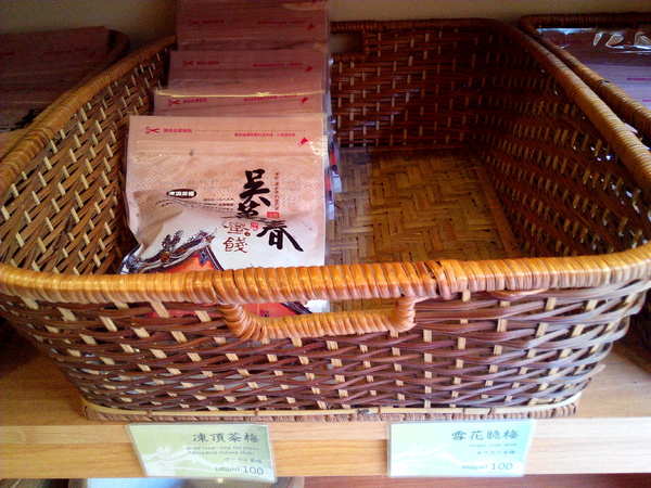 吳萬春蜜餞(武廟店): 【臺南Ω中西區】吳萬春蜜餞。巷弄中的古早味「鹹酸甜」,蜜餞、果乾、脆片應有盡有