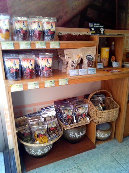 吳萬春蜜餞(武廟店): 【臺南Ω中西區】吳萬春蜜餞。巷弄中的古早味「鹹酸甜」,蜜餞、果乾、脆片應有盡有