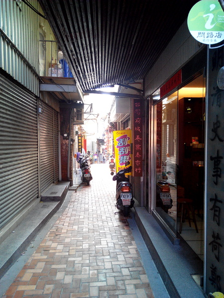 吳萬春蜜餞(武廟店): 【臺南Ω中西區】吳萬春蜜餞。巷弄中的古早味「鹹酸甜」,蜜餞、果乾、脆片應有盡有