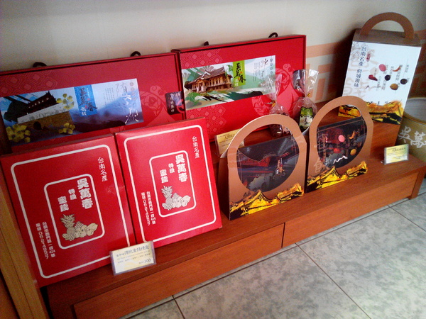 吳萬春蜜餞(武廟店): 【臺南Ω中西區】吳萬春蜜餞。巷弄中的古早味「鹹酸甜」,蜜餞、果乾、脆片應有盡有