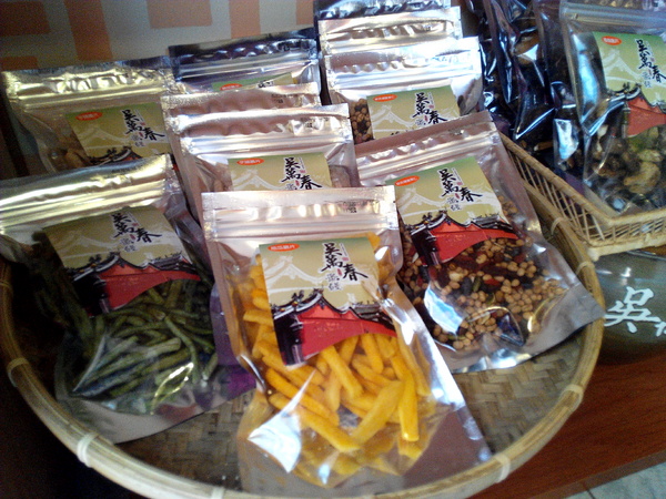 吳萬春蜜餞(武廟店): 【臺南Ω中西區】吳萬春蜜餞。巷弄中的古早味「鹹酸甜」,蜜餞、果乾、脆片應有盡有