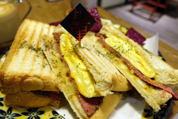 好事咖啡 How's Coffee?：(胖樺食記)全天候早午餐/大份量好好吃下午茶『好事咖啡 How's Coffee？』/捷運六張犁/麟光站/不加一成服務費/WiFi