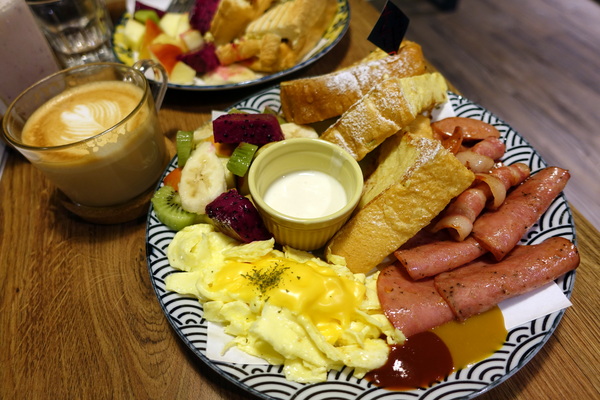 好事咖啡 How's Coffee?：(胖樺食記)全天候早午餐/大份量好好吃下午茶『好事咖啡 How's Coffee？』/捷運六張犁/麟光站/不加一成服務費/WiFi