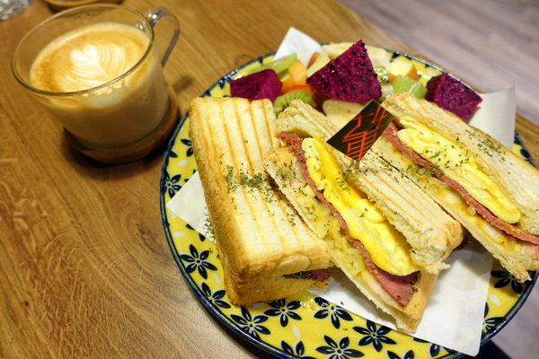 好事咖啡 How's Coffee?：(胖樺食記)全天候早午餐/大份量好好吃下午茶『好事咖啡 How's Coffee？』/捷運六張犁/麟光站/不加一成服務費/WiFi