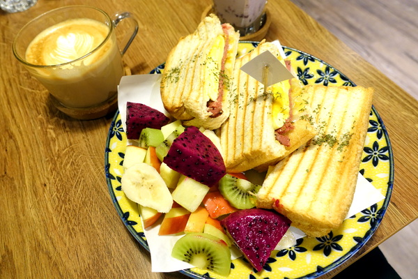 好事咖啡 How's Coffee?：(胖樺食記)全天候早午餐/大份量好好吃下午茶『好事咖啡 How's Coffee？』/捷運六張犁/麟光站/不加一成服務費/WiFi