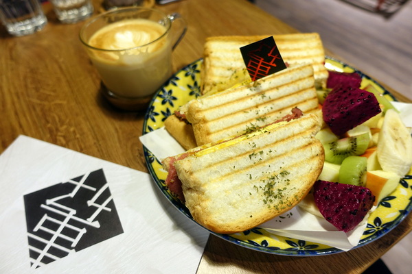 好事咖啡 How's Coffee?：(胖樺食記)全天候早午餐/大份量好好吃下午茶『好事咖啡 How's Coffee？』/捷運六張犁/麟光站/不加一成服務費/WiFi