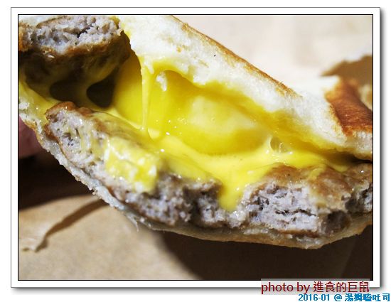 湯姆嗑吐司：（台南。中西區美食）湯姆嗑吐司 / 海安路宵夜新勢力。熱壓吐司，熱騰騰販賣中。還有～蛋餅，炸物，鍋燒，讚岐烏龍麵唷！