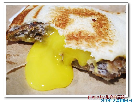 湯姆嗑吐司：（台南。中西區美食）湯姆嗑吐司 / 海安路宵夜新勢力。熱壓吐司，熱騰騰販賣中。還有～蛋餅，炸物，鍋燒，讚岐烏龍麵唷！