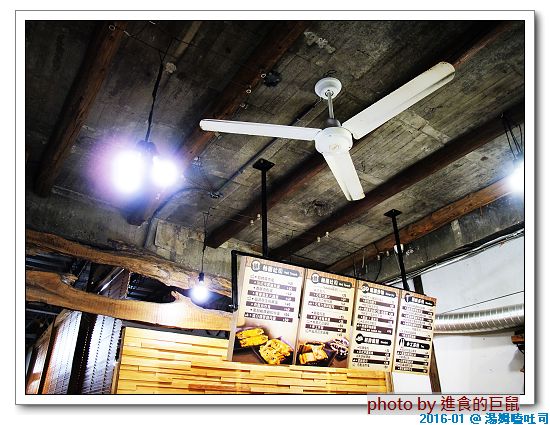 湯姆嗑吐司：（台南。中西區美食）湯姆嗑吐司 / 海安路宵夜新勢力。熱壓吐司，熱騰騰販賣中。還有～蛋餅，炸物，鍋燒，讚岐烏龍麵唷！