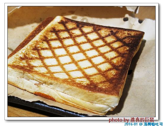 湯姆嗑吐司：（台南。中西區美食）湯姆嗑吐司 / 海安路宵夜新勢力。熱壓吐司，熱騰騰販賣中。還有～蛋餅，炸物，鍋燒，讚岐烏龍麵唷！