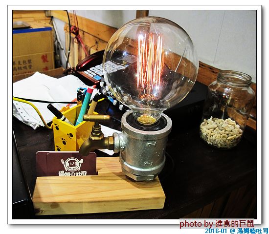 湯姆嗑吐司：（台南。中西區美食）湯姆嗑吐司 / 海安路宵夜新勢力。熱壓吐司，熱騰騰販賣中。還有～蛋餅，炸物，鍋燒，讚岐烏龍麵唷！