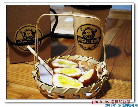 湯姆嗑吐司：（台南。中西區美食）湯姆嗑吐司 / 海安路宵夜新勢力。熱壓吐司，熱騰騰販賣中。還有～蛋餅，炸物，鍋燒，讚岐烏龍麵唷！