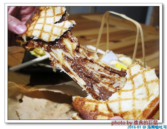 湯姆嗑吐司：（台南。中西區美食）湯姆嗑吐司 / 海安路宵夜新勢力。熱壓吐司，熱騰騰販賣中。還有～蛋餅，炸物，鍋燒，讚岐烏龍麵唷！