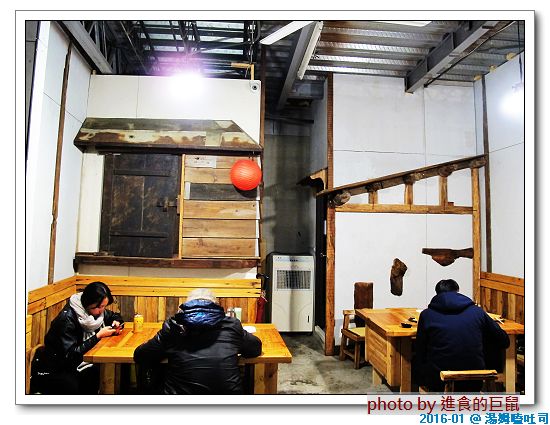 湯姆嗑吐司：（台南。中西區美食）湯姆嗑吐司 / 海安路宵夜新勢力。熱壓吐司，熱騰騰販賣中。還有～蛋餅，炸物，鍋燒，讚岐烏龍麵唷！