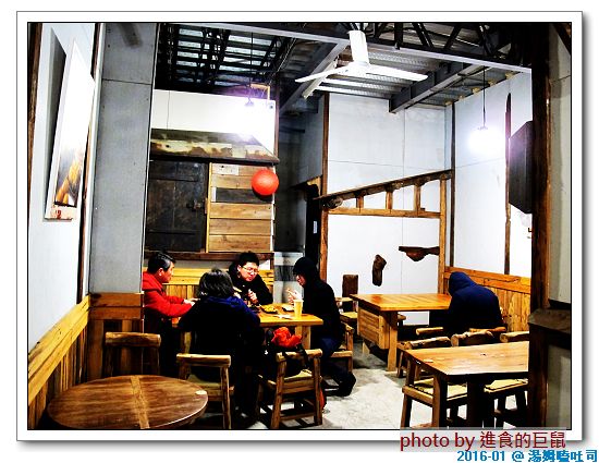 湯姆嗑吐司：（台南。中西區美食）湯姆嗑吐司 / 海安路宵夜新勢力。熱壓吐司，熱騰騰販賣中。還有～蛋餅，炸物，鍋燒，讚岐烏龍麵唷！