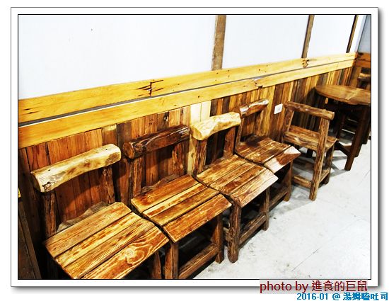 湯姆嗑吐司：（台南。中西區美食）湯姆嗑吐司 / 海安路宵夜新勢力。熱壓吐司，熱騰騰販賣中。還有～蛋餅，炸物，鍋燒，讚岐烏龍麵唷！