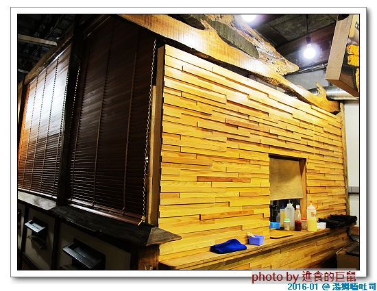 湯姆嗑吐司：（台南。中西區美食）湯姆嗑吐司 / 海安路宵夜新勢力。熱壓吐司，熱騰騰販賣中。還有～蛋餅，炸物，鍋燒，讚岐烏龍麵唷！