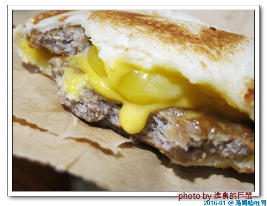 湯姆嗑吐司：（台南。中西區美食）湯姆嗑吐司 / 海安路宵夜新勢力。熱壓吐司，熱騰騰販賣中。還有～蛋餅，炸物，鍋燒，讚岐烏龍麵唷！