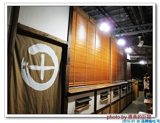 湯姆嗑吐司：（台南。中西區美食）湯姆嗑吐司 / 海安路宵夜新勢力。熱壓吐司，熱騰騰販賣中。還有～蛋餅，炸物，鍋燒，讚岐烏龍麵唷！