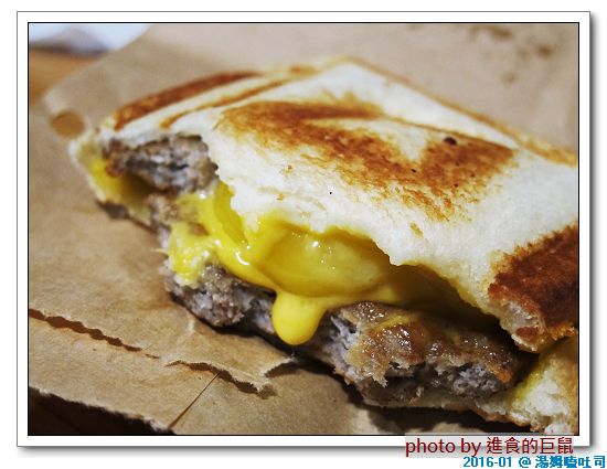 湯姆嗑吐司：（台南。中西區美食）湯姆嗑吐司 / 海安路宵夜新勢力。熱壓吐司，熱騰騰販賣中。還有～蛋餅，炸物，鍋燒，讚岐烏龍麵唷！