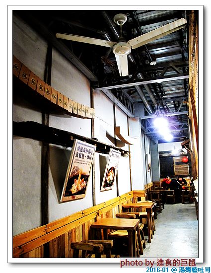 湯姆嗑吐司：（台南。中西區美食）湯姆嗑吐司 / 海安路宵夜新勢力。熱壓吐司，熱騰騰販賣中。還有～蛋餅，炸物，鍋燒，讚岐烏龍麵唷！