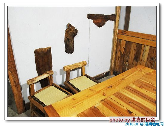 湯姆嗑吐司：（台南。中西區美食）湯姆嗑吐司 / 海安路宵夜新勢力。熱壓吐司，熱騰騰販賣中。還有～蛋餅，炸物，鍋燒，讚岐烏龍麵唷！