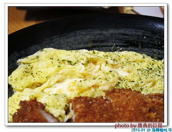 湯姆嗑吐司：（台南。中西區美食）湯姆嗑吐司 / 海安路宵夜新勢力。熱壓吐司，熱騰騰販賣中。還有～蛋餅，炸物，鍋燒，讚岐烏龍麵唷！