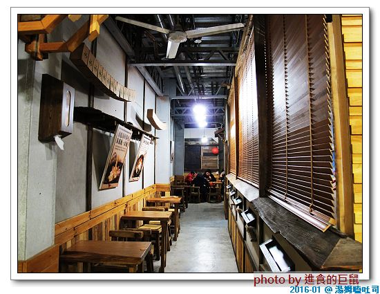 湯姆嗑吐司：（台南。中西區美食）湯姆嗑吐司 / 海安路宵夜新勢力。熱壓吐司，熱騰騰販賣中。還有～蛋餅，炸物，鍋燒，讚岐烏龍麵唷！