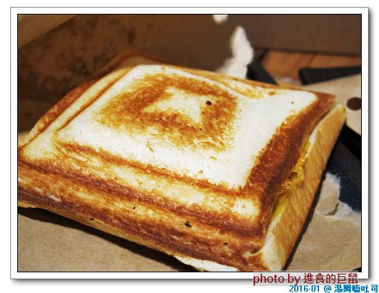 湯姆嗑吐司：（台南。中西區美食）湯姆嗑吐司 / 海安路宵夜新勢力。熱壓吐司，熱騰騰販賣中。還有～蛋餅，炸物，鍋燒，讚岐烏龍麵唷！