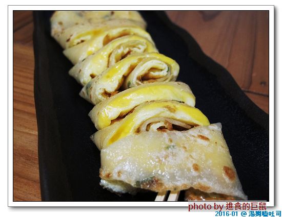 湯姆嗑吐司：（台南。中西區美食）湯姆嗑吐司 / 海安路宵夜新勢力。熱壓吐司，熱騰騰販賣中。還有～蛋餅，炸物，鍋燒，讚岐烏龍麵唷！