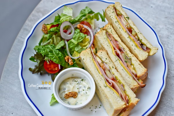 Coffee Cape station： 台南 中西區．休息。放鬆。輕食  好地方  Coffee cape station (台南火車站附近)