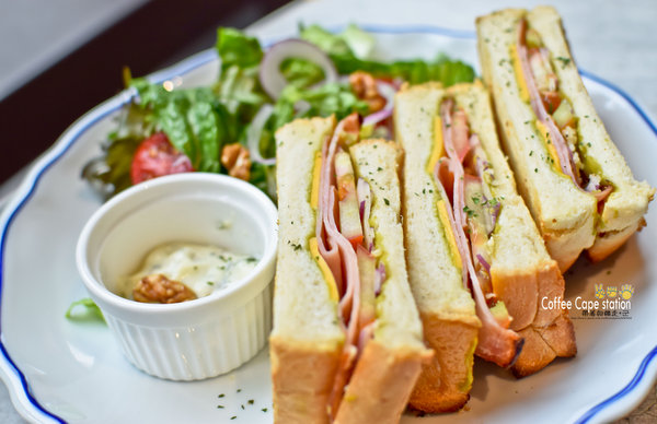 Coffee Cape station： 台南 中西區．休息。放鬆。輕食  好地方  Coffee cape station (台南火車站附近)