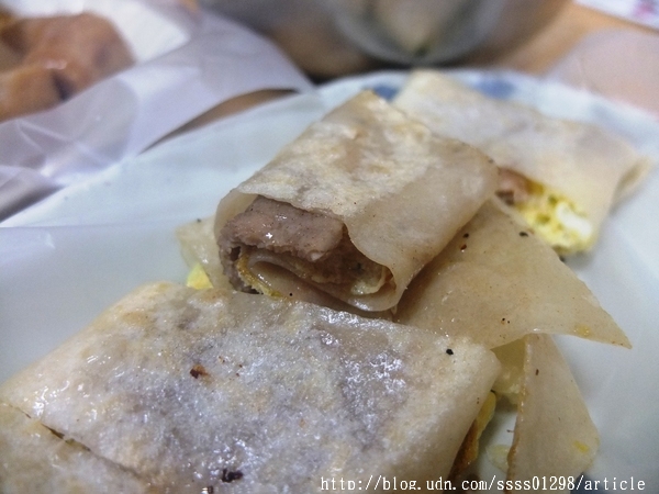 陸橋豆漿：【美食特搜。屏東市】陸橋豆漿。橫跨早午晚餐和宵夜場 20小時不間斷的傳統美味