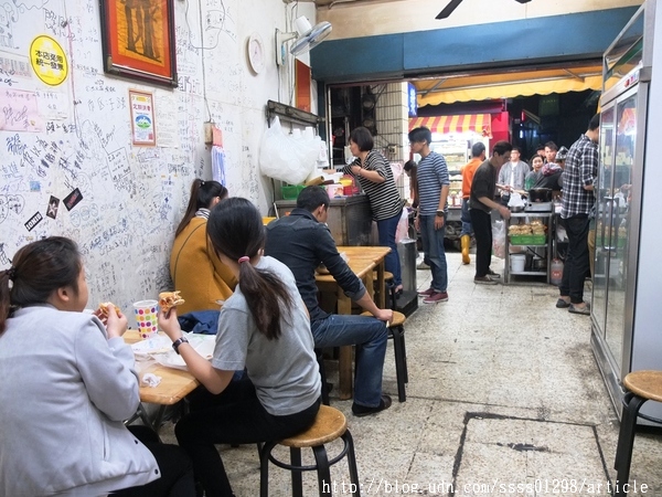 陸橋豆漿：【美食特搜。屏東市】陸橋豆漿。橫跨早午晚餐和宵夜場 20小時不間斷的傳統美味