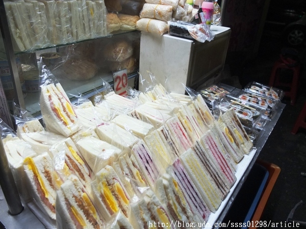 陸橋豆漿：【美食特搜。屏東市】陸橋豆漿。橫跨早午晚餐和宵夜場 20小時不間斷的傳統美味