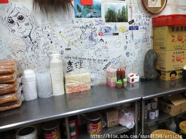 陸橋豆漿：【美食特搜。屏東市】陸橋豆漿。橫跨早午晚餐和宵夜場 20小時不間斷的傳統美味