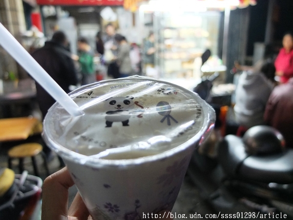 陸橋豆漿：【美食特搜。屏東市】陸橋豆漿。橫跨早午晚餐和宵夜場 20小時不間斷的傳統美味