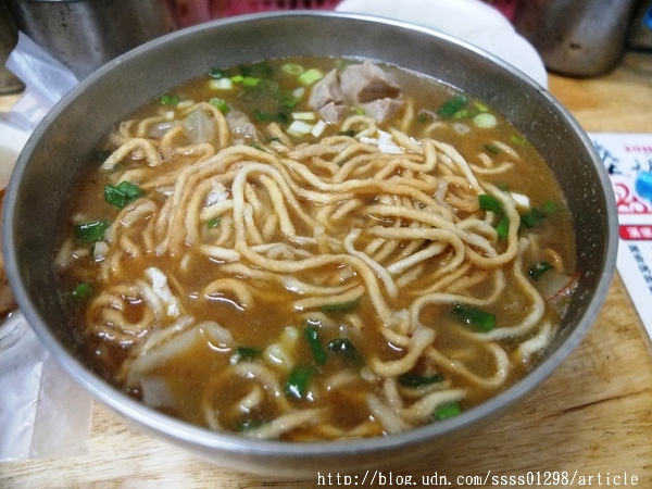 陸橋豆漿：【美食特搜。屏東市】陸橋豆漿。橫跨早午晚餐和宵夜場 20小時不間斷的傳統美味