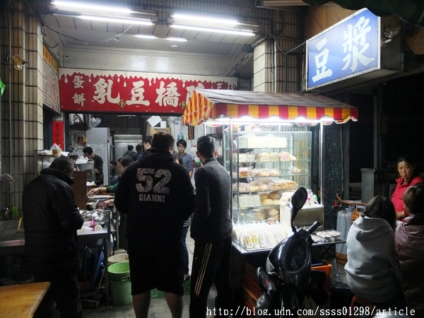 陸橋豆漿：【美食特搜。屏東市】陸橋豆漿。橫跨早午晚餐和宵夜場 20小時不間斷的傳統美味