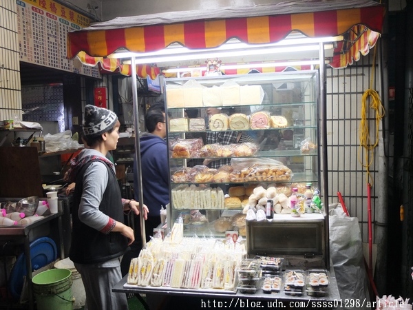 陸橋豆漿：【美食特搜。屏東市】陸橋豆漿。橫跨早午晚餐和宵夜場 20小時不間斷的傳統美味