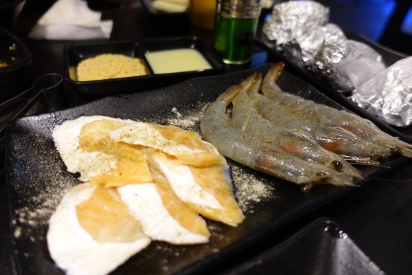 原村日式燒烤:(胖樺食記)新北中和連城路泰國蝦吃到飽「原村日式燒烤」/全球複合式運動休閒館/停車場/生啤無限暢飲/捷運永安市場站/明治冰淇淋