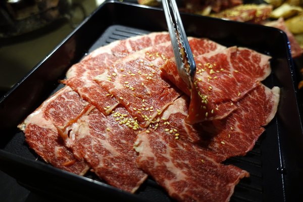 原村日式燒烤:(胖樺食記)新北中和連城路泰國蝦吃到飽「原村日式燒烤」/全球複合式運動休閒館/停車場/生啤無限暢飲/捷運永安市場站/明治冰淇淋