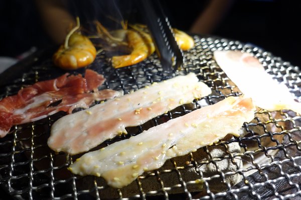 原村日式燒烤:(胖樺食記)新北中和連城路泰國蝦吃到飽「原村日式燒烤」/全球複合式運動休閒館/停車場/生啤無限暢飲/捷運永安市場站/明治冰淇淋