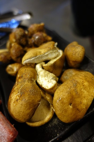 原村日式燒烤:(胖樺食記)新北中和連城路泰國蝦吃到飽「原村日式燒烤」/全球複合式運動休閒館/停車場/生啤無限暢飲/捷運永安市場站/明治冰淇淋