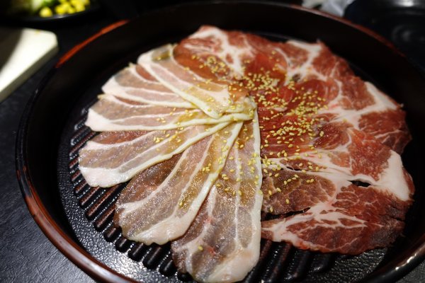 原村日式燒烤:(胖樺食記)新北中和連城路泰國蝦吃到飽「原村日式燒烤」/全球複合式運動休閒館/停車場/生啤無限暢飲/捷運永安市場站/明治冰淇淋