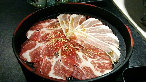 原村日式燒烤:(胖樺食記)新北中和連城路泰國蝦吃到飽「原村日式燒烤」/全球複合式運動休閒館/停車場/生啤無限暢飲/捷運永安市場站/明治冰淇淋