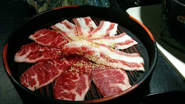 原村日式燒烤:(胖樺食記)新北中和連城路泰國蝦吃到飽「原村日式燒烤」/全球複合式運動休閒館/停車場/生啤無限暢飲/捷運永安市場站/明治冰淇淋